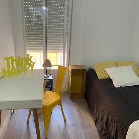Centro Grupos Parking Gratis 3 * Màlaga